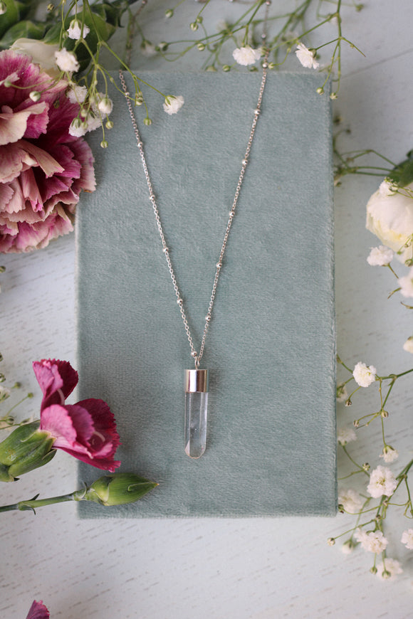 Bergkristallspitze mit Silberkette