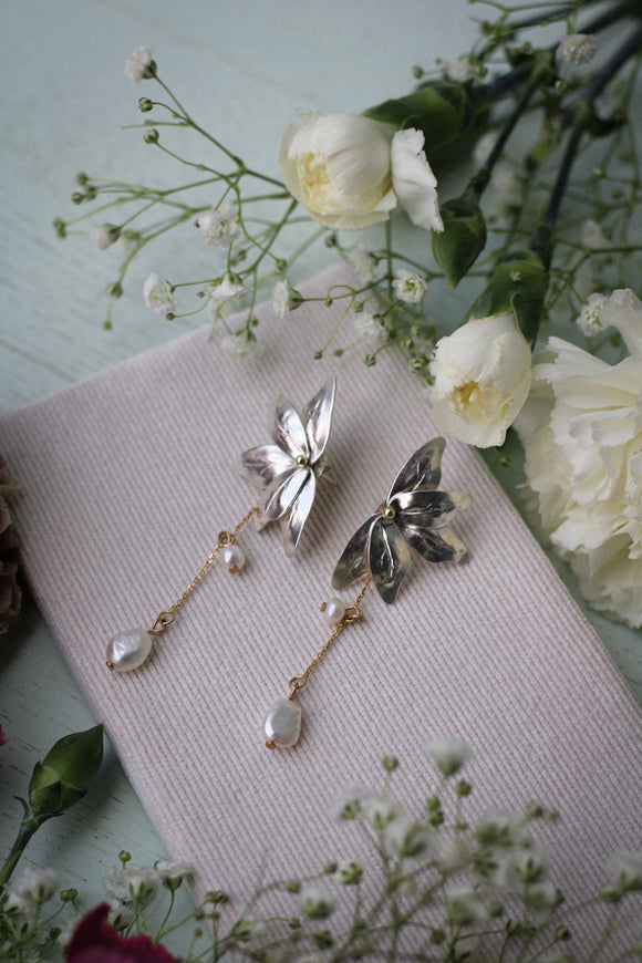 Blumenohrschmuck mit Perlen