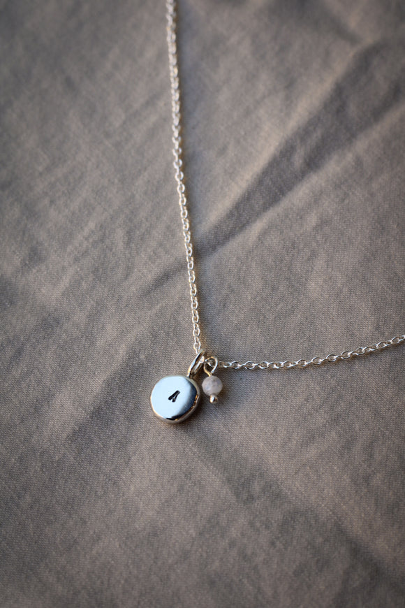 Personalisierte Buchstabenkette Plättchen mit Mondstein, Silber