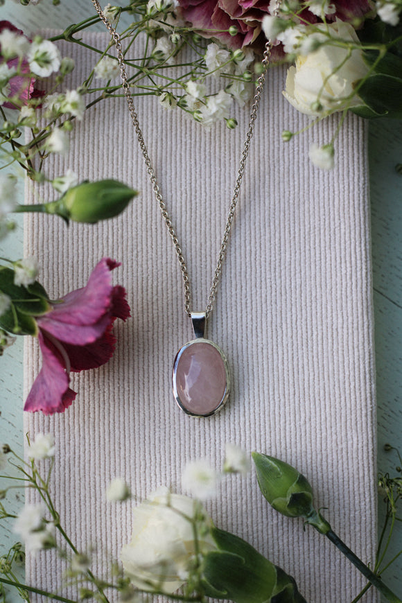Rosenquarz mit Silberkette