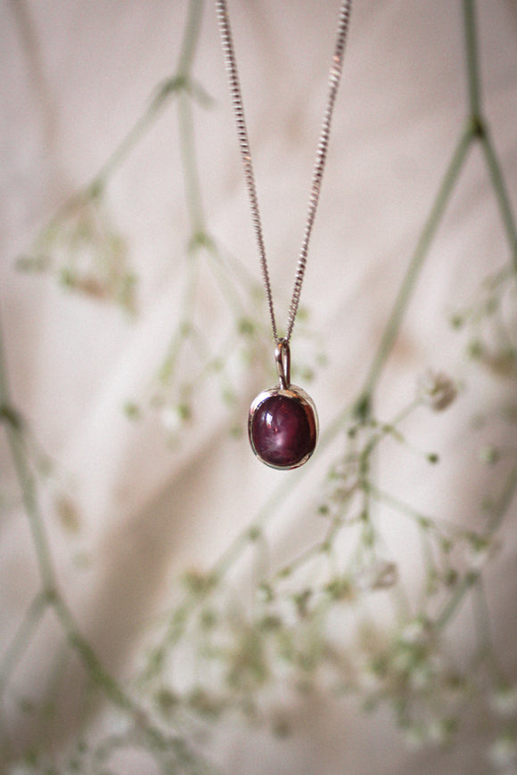 Rubin mit Silberkette