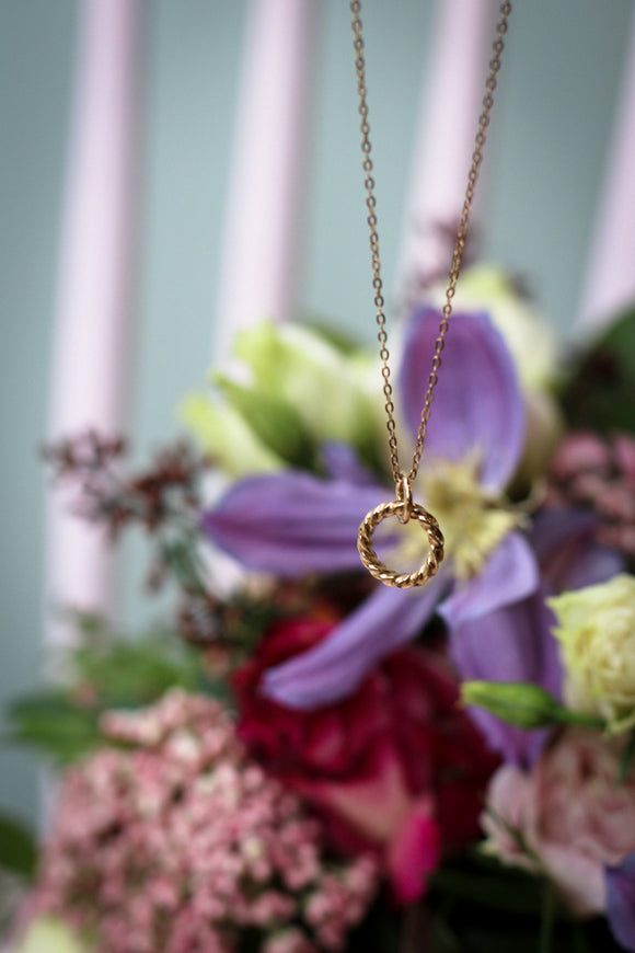 Ring gekordelt mit Silberkette vergoldet