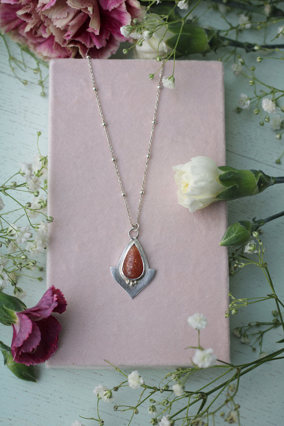 Sonnenstein mit Silberkette